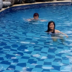 Meet your Posher, Rhica luz